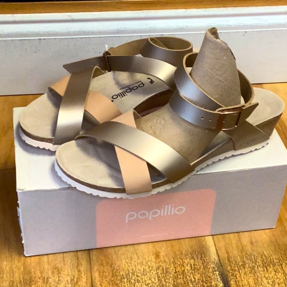 Papillio is a fashionable brand by Birkenstock with the same orthopedic footbed